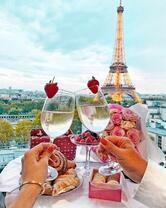 Без бренда «Свидание на фоне Эйфелевой башки» в Сочи