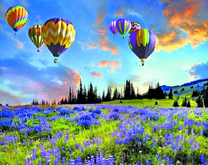 Полет воздушных шаров над горной долиной